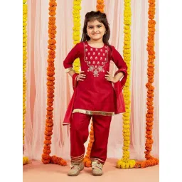 VASTRAMAY Girls Red Kurta Pyjama And Dupatta Set-picture-11