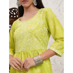 Vishudh Women Floral Printed Gotta Patti Kurta image 2