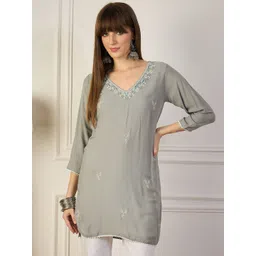 VredeVogel Ethnic Motifs Embroidered V-Neck Thread Work Thread Work Kurti-picture-26