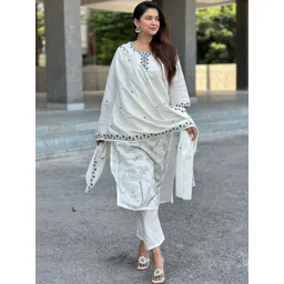 VredeVogel Women Kurta and Pant Dupatta Sets Silk Blend Fabrics with Embroidery-image-11